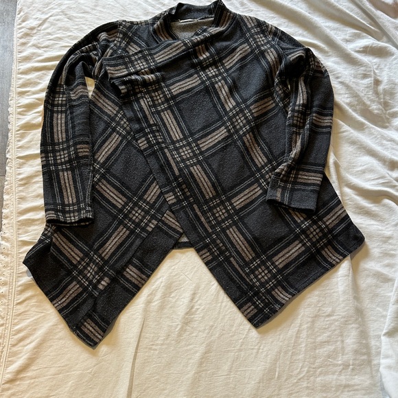 12 Pm By Mon Ami Black and Gray Plaid Cardigan - Picture 1 of 4